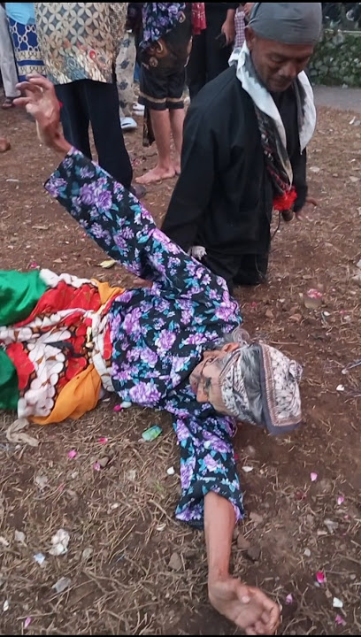 si mbah kesurupan sampai bergetar #jaranan #kudalumping #trending