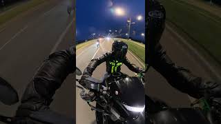На заднем колесе по городу на мотоцикле #moto #motorcycle #мотоцикл #bikers #вилли #wheelie #z1000