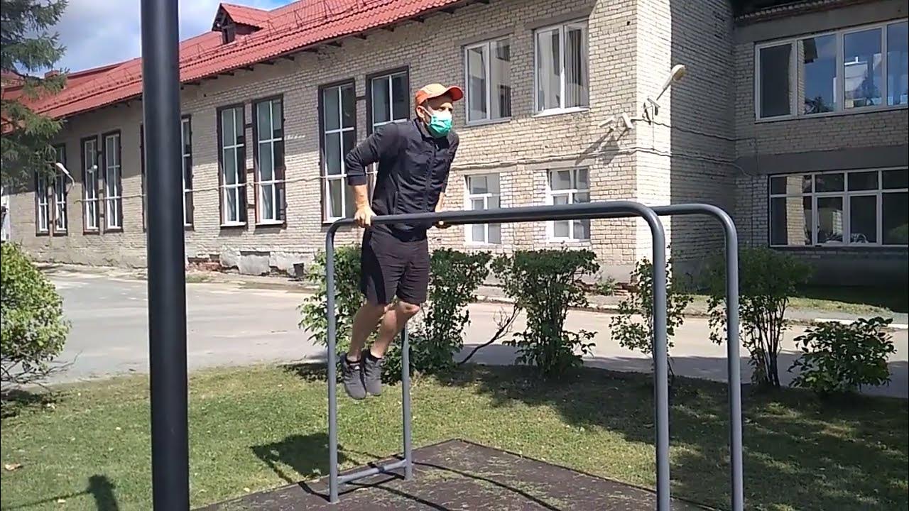 Программист на брусьях