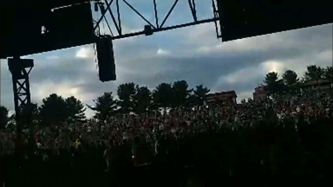Bush Gavin Goes Through The Crowd & Introduces The Next Song