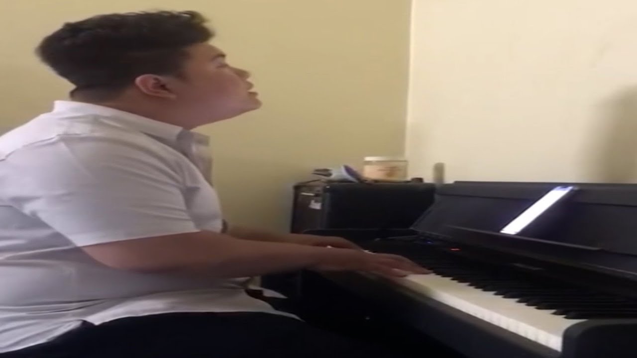 gà rán, nước ngọt và piano