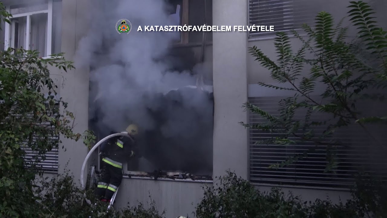 Fővárosi tűzoltók munka közben kollégiumtűznél a XI. kerületben | BEVETÉSEN