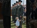 When Duty Meets Love: A Viral WWII Memorial Moment 🎖️👶