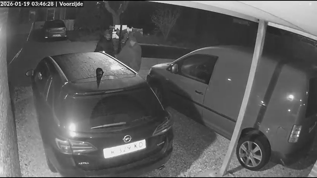 Mannen voelen 's nachts aan autoportieren in Grave