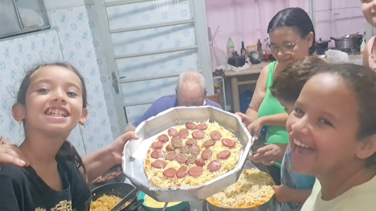 Pizza com os netos na casa da vovó 