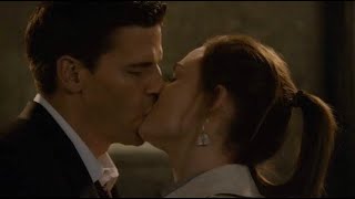 Bones 5x16 - Booth and Brennan first kiss screenshot 2