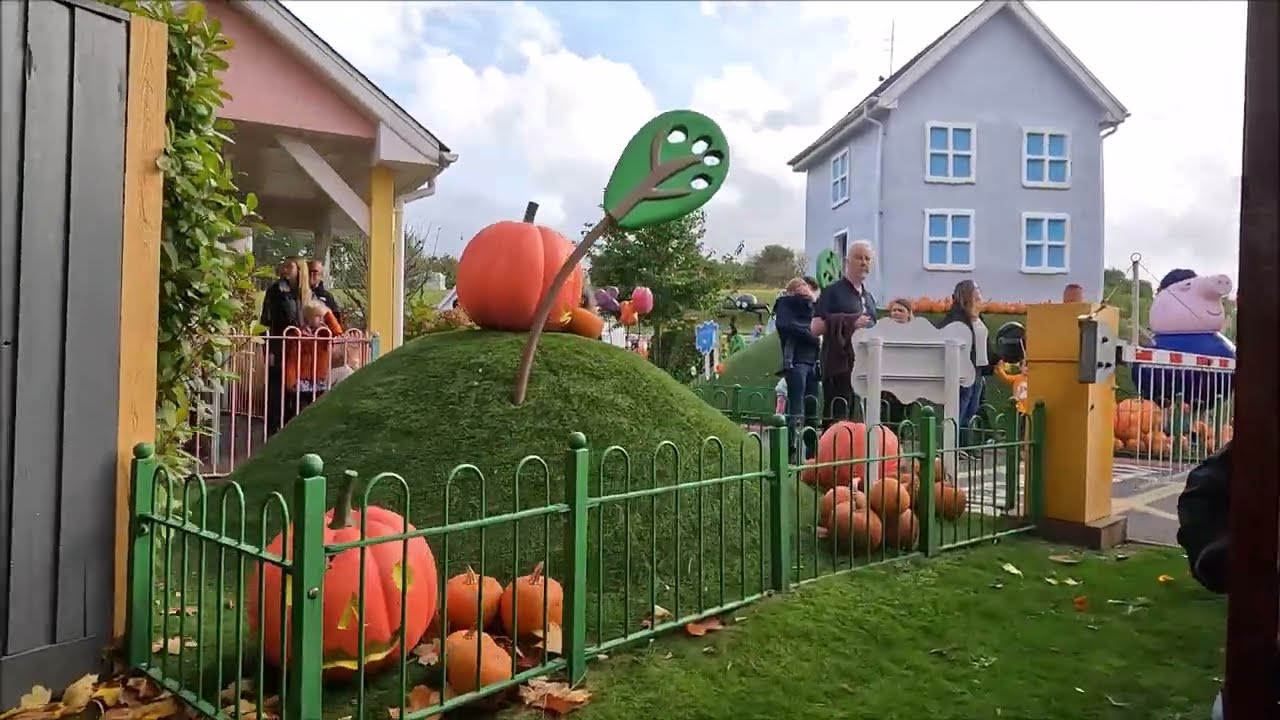Paultons Park At Halloween - Rio Grande Train On-Ride POV - Miniature Railway - Oct 2022 | kittikoko