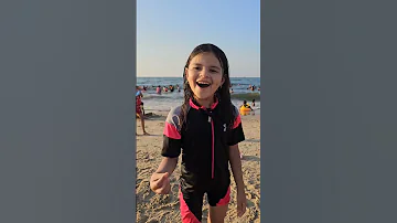 كوكي بتوزع غزل البنات على الاطفال في البحر 