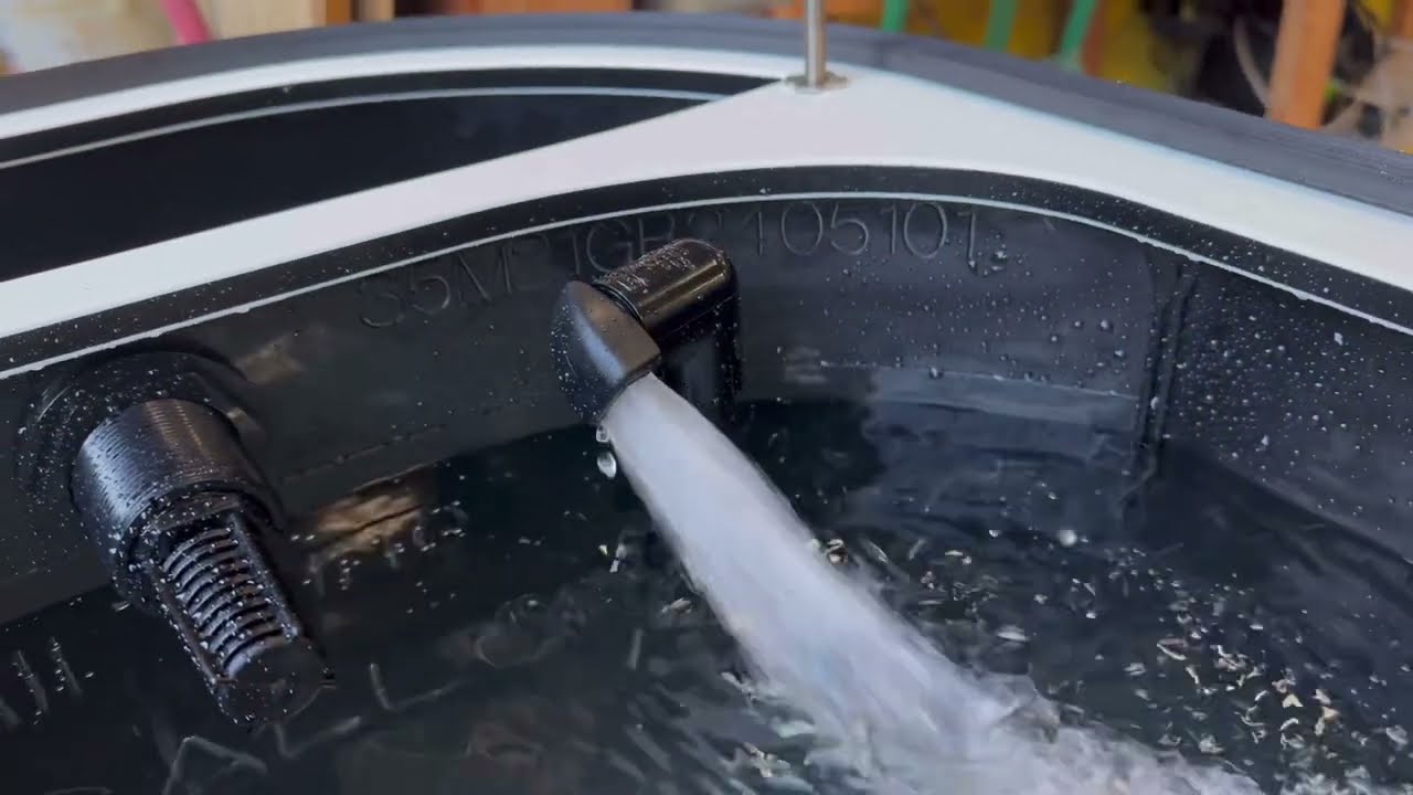 Keep bait for days in this custom size X-Treme Bait Tank, 21 gallon (28 gallons total)