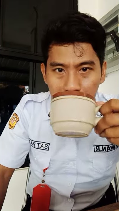 Ga peduli komandan lagi ngomong. Yg penting nyruput kopi