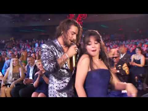Maluma baila con Camila Cabello en los mtv awards