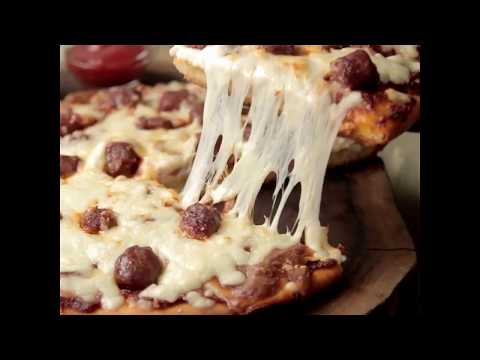 فيديو: بيتزا منزلية مع سجق و مشروم