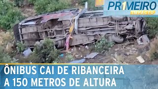 Ônibus de sacoleiros cai em ribanceira e deixa dois mortos e 15