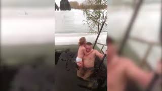 Дедушка купает свою внучку на Шарташе Дедушка купает свою внучку на Шарташе