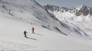 Hiihtää talviurheiluasemaa Andorran Pyreneillä Covid-19-kaudella