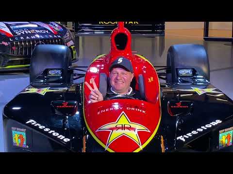 Tomáš Enge podepisuje svoji IndyCar z roku 2005