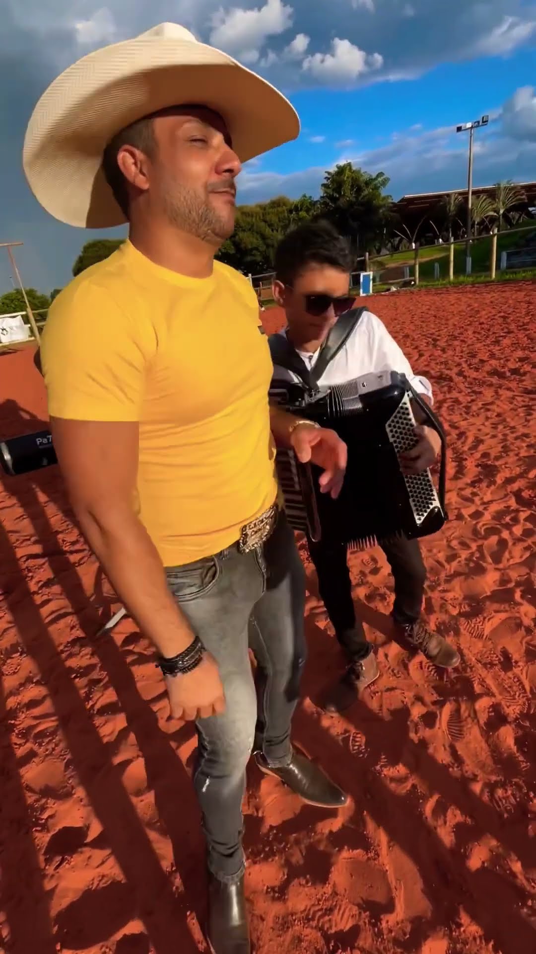 Novo fenômeno do Brasil estourou com a música forró do meu Goiás quem gostar deixa um comentário #b