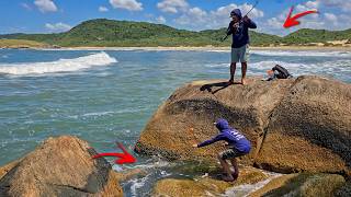 NÃO SEI COMO iSSO ACONTECEU (Você Teria Coragem de Pescar Nesse Lugar?) Pescaria de PRAIA e COSTÃO!