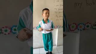 halo gaes ini teman temanku lagi prkenalan nanti hatisenin mereka disuruh maju kedepan dan artinya