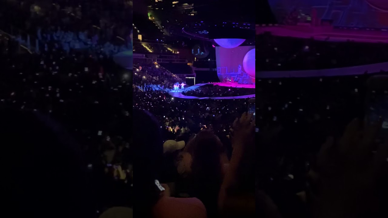 Ariana Grande - 7 Rings live in Atlanta, GA 11/19/2019 - YouTube