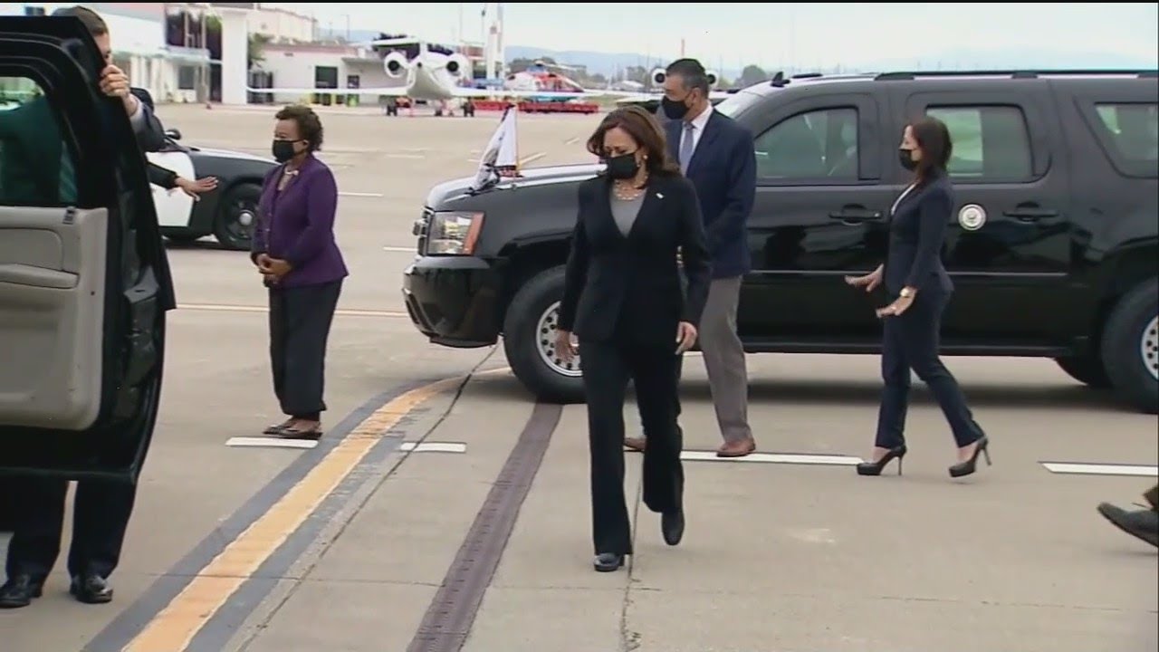 VP Kamala Harris touches down at Oakland airport - YouTube