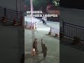 一男子挑衅过路母女并殴打女孩母亲，危急时刻，武警紧急上前保护母女并将该男子移交当地公安。#shorts #法治