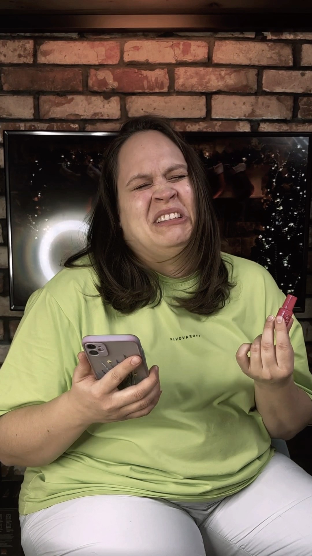 She is amazed by his gift!?????