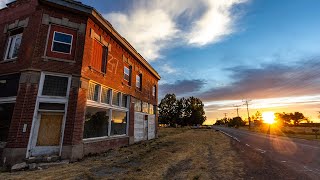 Exploring an Abandoned Bank and Hotel in the American West – We Found Kittens!
