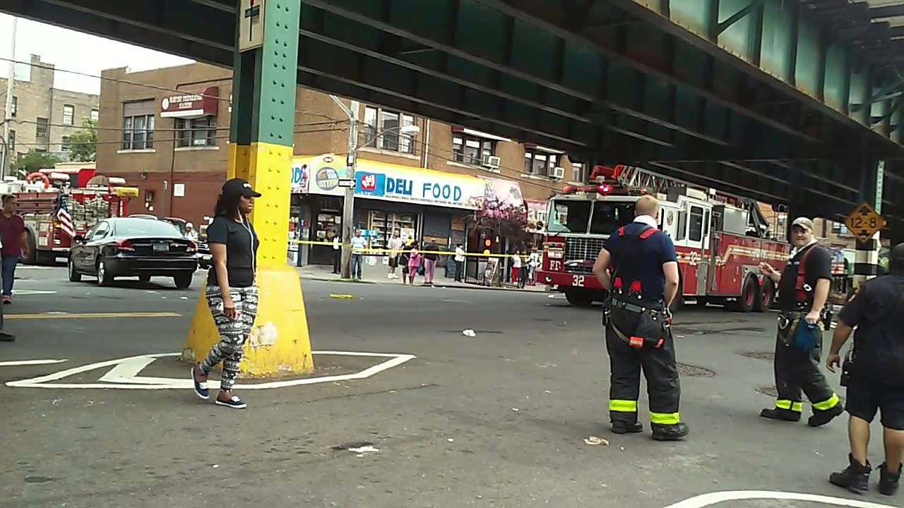 FDNY Ladder 32 Taking From A 2 Alarm Fire In The Bronx - YouTube