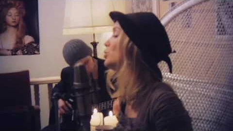 Give me that slow knowing smile (Intimate live ses...