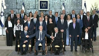 شاهد: صورة للحكومة الإسرائيلية الجديدة إلى جانب الرئيس رؤوفين ريفلين