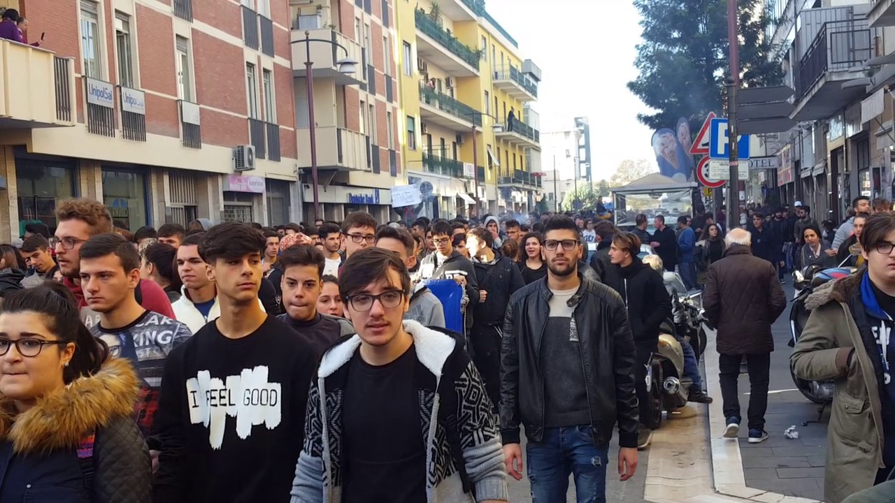 Manifestazione studentesca 18/11/2016 Via Roma Caserta - YouTube