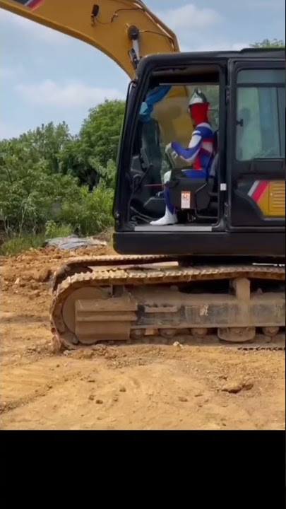 Ultraman ini Jadi Operator Excavator #shorts