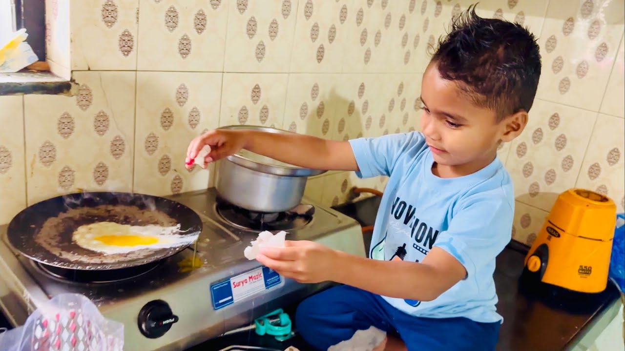 कृष्णाने केली अंडा पोळी