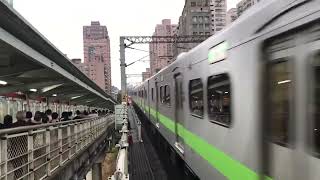 [1110719] 282次普悠瑪號汐科站通過 1228次900型大地震編組汐科出站 交會1239次900型區間車汐科進站(由老蕭親自拍攝)