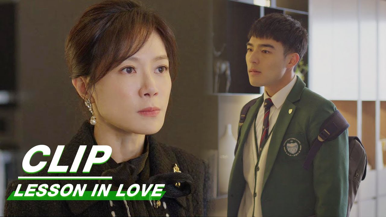 Qora erkak pornoda sargish doggi uslubini sikadi