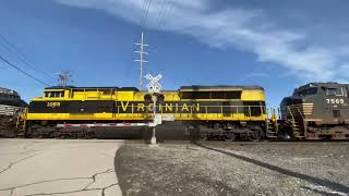 NS 260 Rolls thru Pine Junction with 1069 (Virginian) Heritage unit