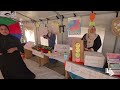 أطفال يعرضون أعمالهم الفنية في معرض «ألم وأمل.. واقع وخيال» ضمن أنشطة مخيم صيفي في مواصي خان يونس