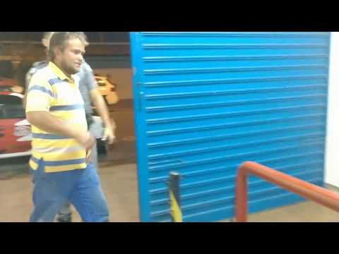 Homem ameaça família com arma de fogo