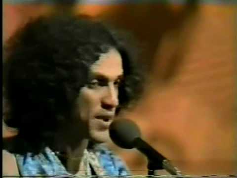 Caetano Veloso canta "Alegria Alegria" - 1975.