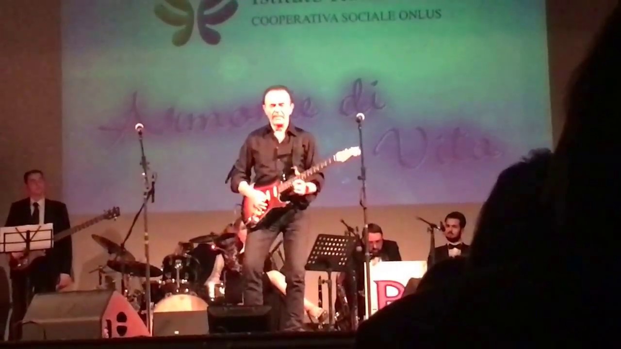 Dodi Battaglia e Riccardo Fogli si esibiscono per l'Istituto Ramazzini a Bologna