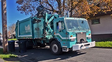 Peterbilt 320 - Heil DuraPack 7000 Garbage Truck