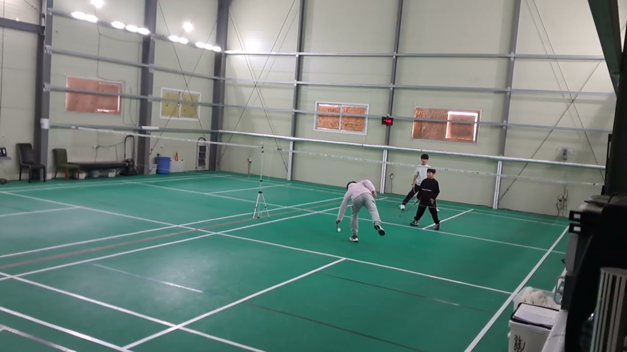 배드민턴레슨.2026.3.7. 입문레슨 초등5준후+초등3지후. 서비스와 리시브+경기 -원배드민턴 허코치-