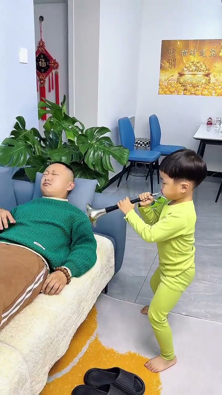 爸爸睡着了，还能吹喇叭！#Cute baby#Cute#呆萌小米宝#聪明宝宝#萌娃#整蛊#测试