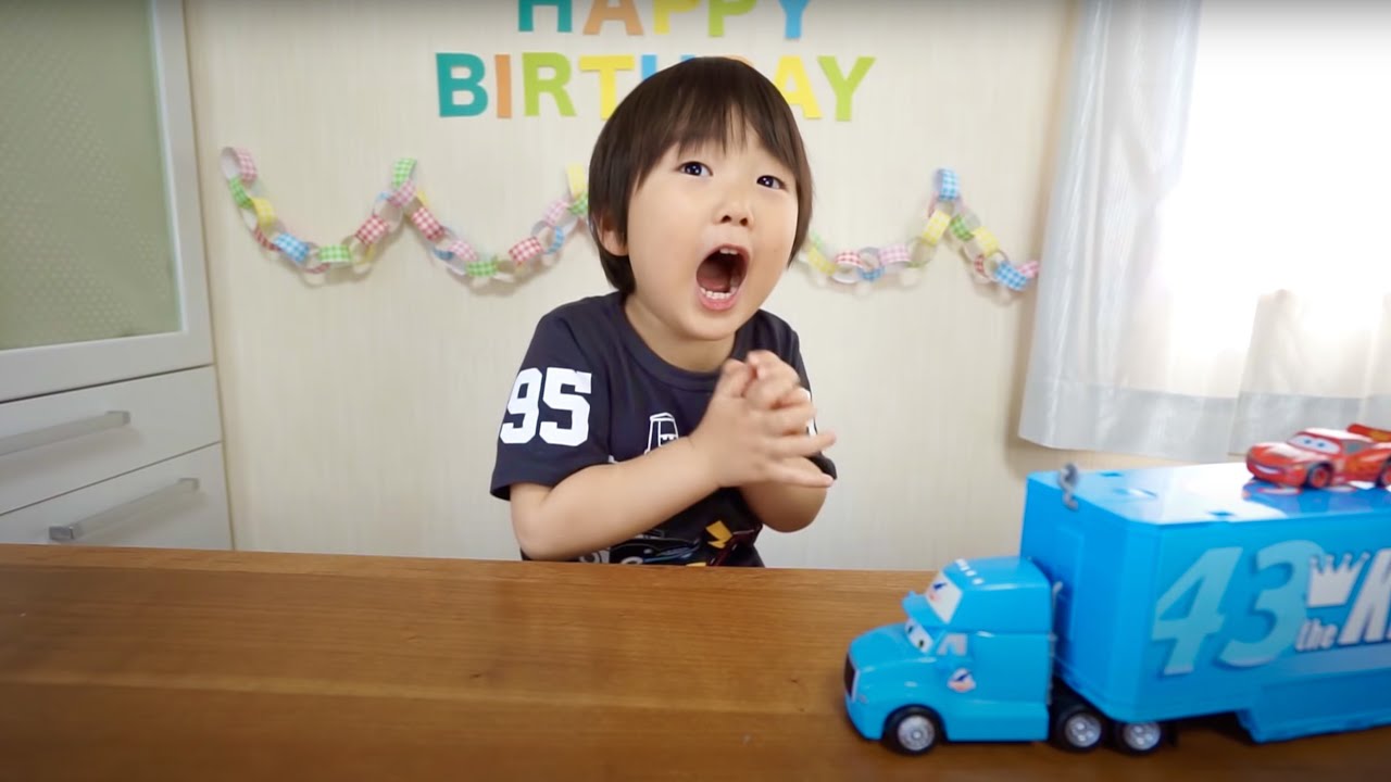 きいちゃん3歳 誕生日プレゼント開封 エグゼイド アンパンマン おかしいっぱい カーズ Cars Drop And Jump Gray Playset ディズニー ワンダフルドリームパソコン Youtube