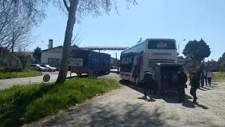 Un autobús parado en la frontera de Feces de Abaixo