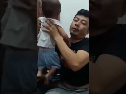 PERTAMA DI DUNIA.  SE-ORANG BAPAK MENYUSUI ANAK NYA