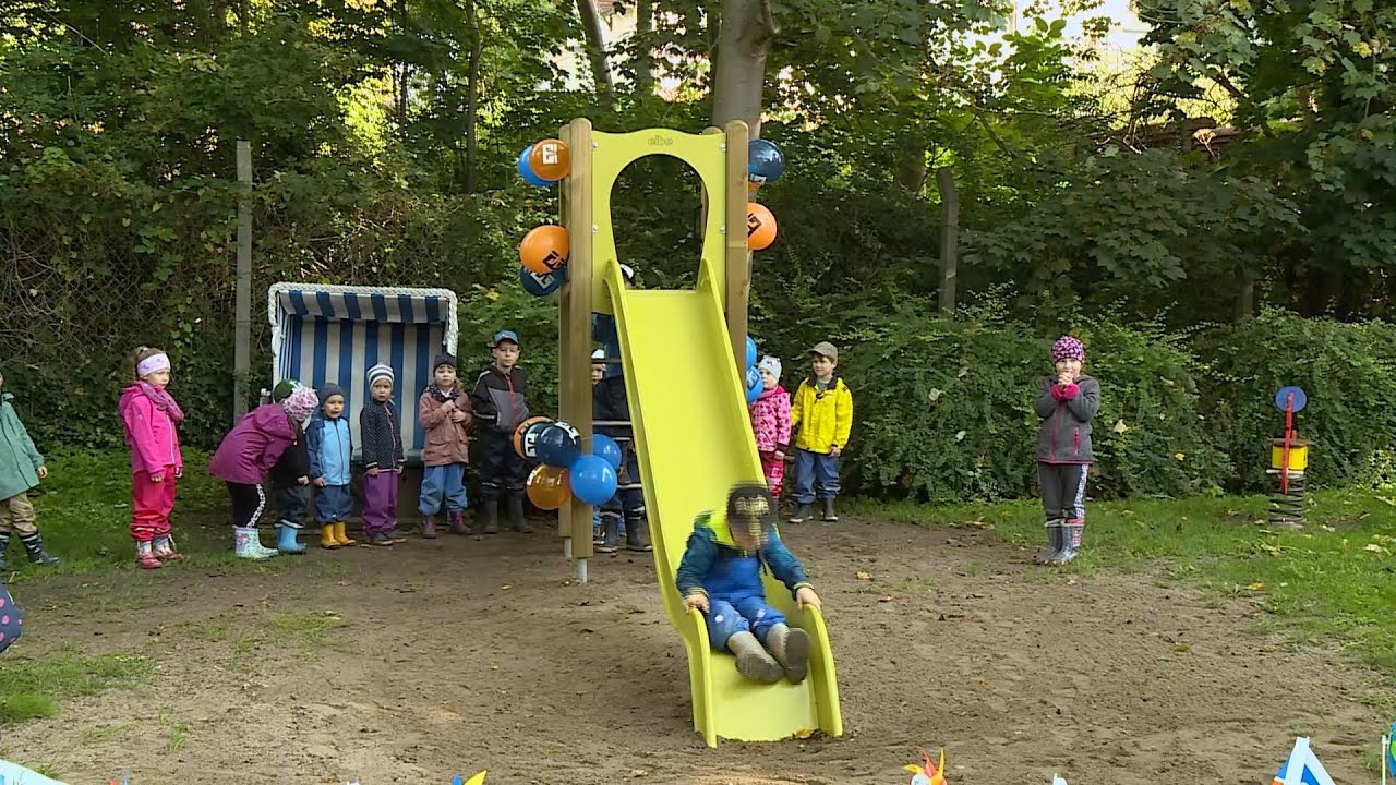 Kinder der DRK KiTa Spatzennest in Grevesmühlen bekommen neue Rutsche