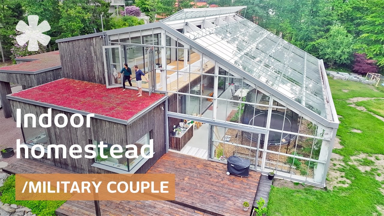 Пара воспитывает семью в автономном доме... внутри теплицы