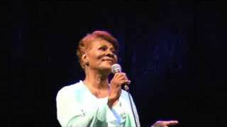 Video thumbnail of "Dionne Warwick - The Girl From Ipanema (Santos 2008)"